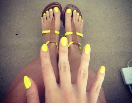 yellow-nails-and-sandals